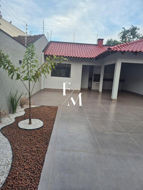 Casa à venda em Maringá, 3 quartos sendo 1 suíte, no centro de Maringá, 1 banheiro social, edicula, garagem ampla e por 890 mil