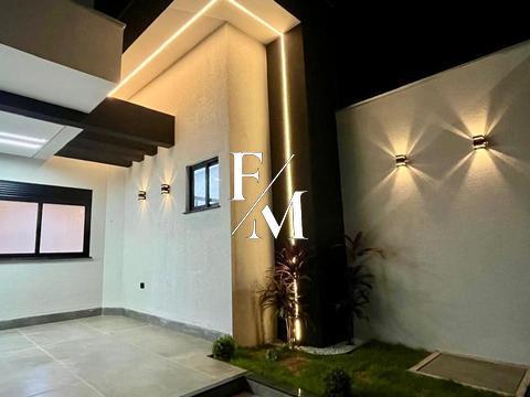 Casa à venda em Maringá, 3 suítes, piscina com hidromassagem, churrasqueira, escritório, lavabo