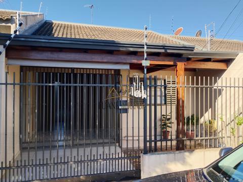 Casa à venda em Paiçandu, com 3 quartos sendo 1 suíte, semi mobiliada, portão eletrônico, 101m², por 330 mil