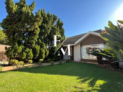 Sobrado à venda em Marialva, com 4 quartos sendo 1 suíte, 4 banheiros, sauna, piscina, churrasqueira, closet, home theather, energia solar, varanda, semi mobiliado