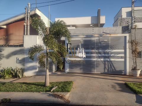 Casa à venda em Maringá, 3 quartos sendo 1 suíte, 2 banheiros, churrasqueira, piscina, quintal, lavanderia