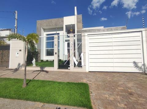 Casa à venda em Maringá, Jardim Monique, com 3 quartos sendo 1 suíte, 1 banheiro, piscina, churrasqueira, lavanderia