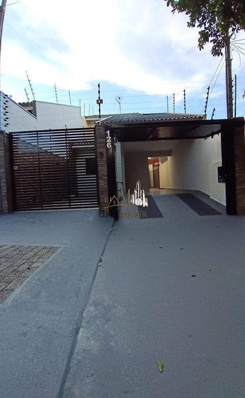 SOBRADO A VENDA, NA ZONA NORTE DE MARINGÁ, COM 3 DORMITORIOS, 1 SENDO SUÍTE, ÁREA GOURMET, COM GARAGEM PARA 2 VEICULOS E CORREDOR LATEAL  